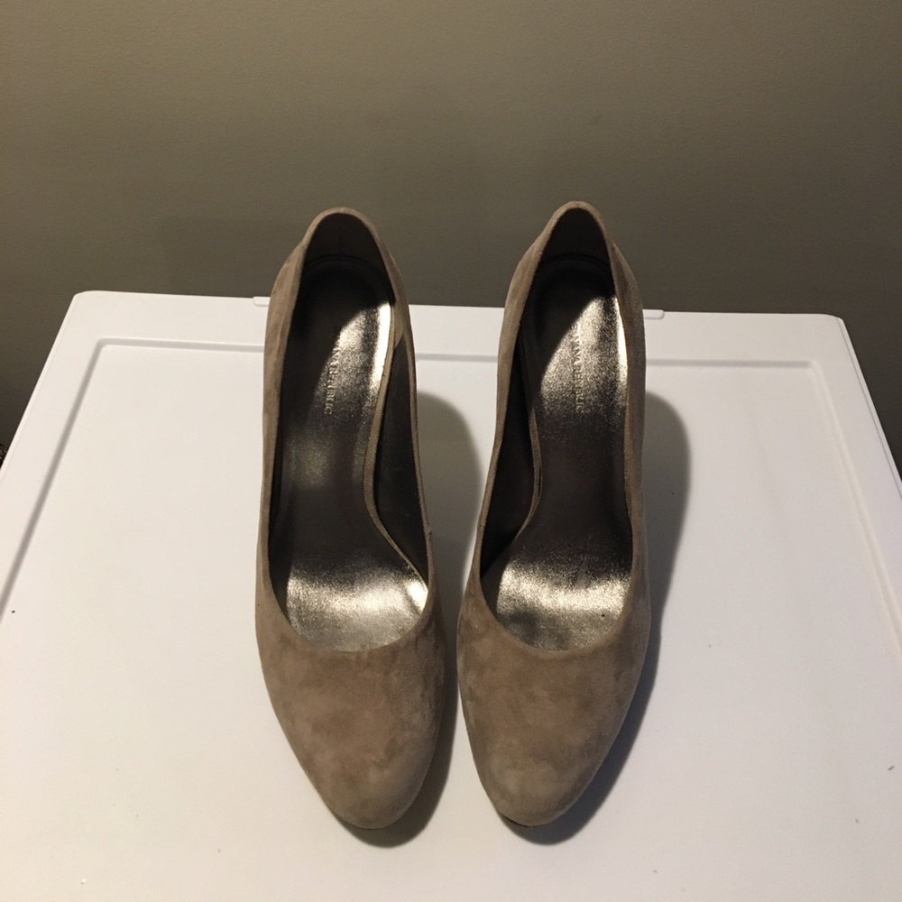 Classic suede pumps